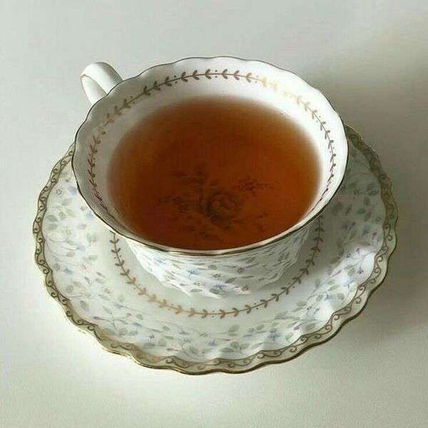 Tasse de thé posée sur une table claire avec une ambiance calme